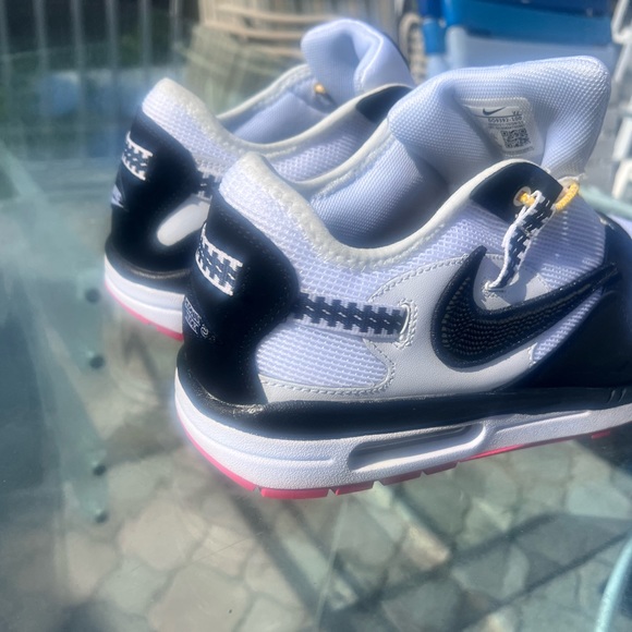 Nike - Picture 2 of 9